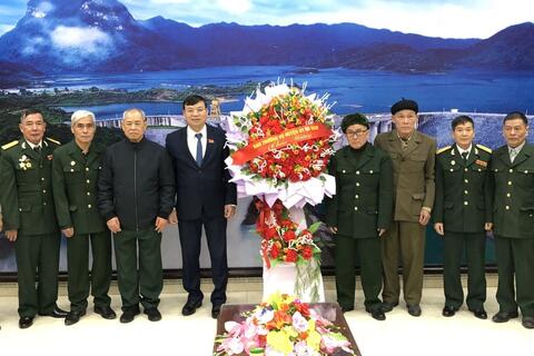 Đồng chí Bí thư Huyện ủy tặng hoa chúc mừng nhân Kỷ niệm Ngày thành lập Quân đội nhân dân Việt Nam